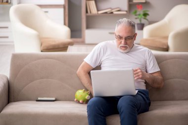 Evde emeklilik kavramı olan yaşlı bir adam.