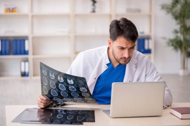 Klinikte çalışan genç bir radyolog.