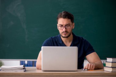 Tele-yayın konseptinde genç öğretmen