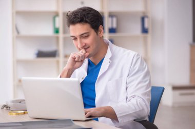 Teletıp konseptinde genç doktor