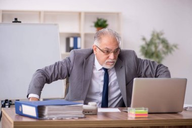 İş yerinde çalışan eski bir işadamı