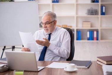 İş yerinde çalışan eski bir işadamı