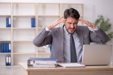 İş yerinde çalışan genç bir çalışan.