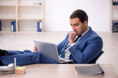 İş yerinde çalışan genç bir işadamı