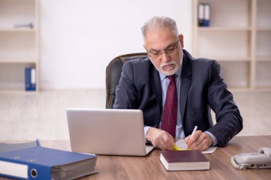 Ofiste çalışan eski patron.