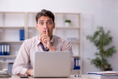 Ofiste çalışan genç bir çalışan.