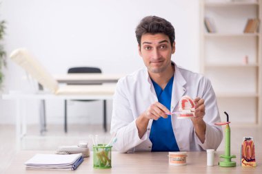 Hastanede çalışan genç bir dişçi.