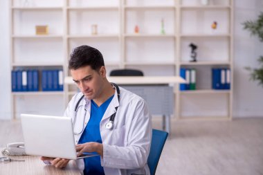 Teletıp konseptinde genç doktor