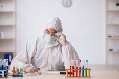 Genç kimyager uyuşturucu sentezi konsepti