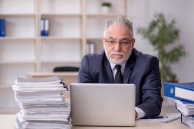 Eski çalışanım ve ofiste çok işim var.