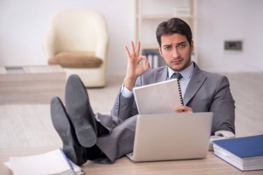 Genç çalışan işyerinde oturuyor.