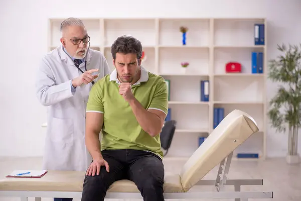 Junge Patientin Besucht Alten Arzt — Stockfoto