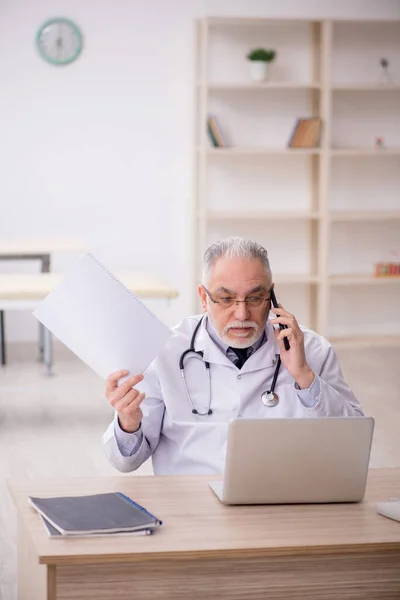 Old Doctor Telemedicine Concept — Stock Photo, Image