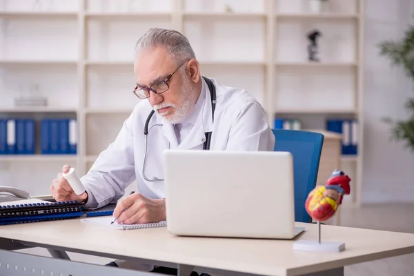 Old Male Doctor Suggesting Pills Hospital — Stock Photo, Image