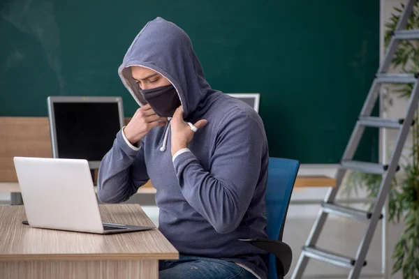 Junger Hacker Sitzt Klassenzimmer — Stockfoto