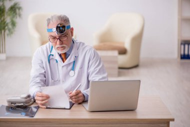 Hastanede çalışan yaşlı doktor otolog.
