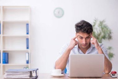 İş yerinde çalışan genç bir çalışan.