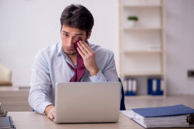 İş yerinde çalışan genç bir çalışan.