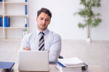 Genç çalışan işyerinde oturuyor.