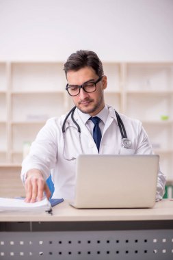 Teletıp konseptinde genç doktor