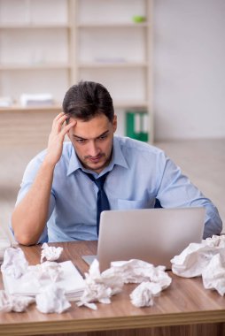 Beyin fırtınası konseptinde genç işadamı