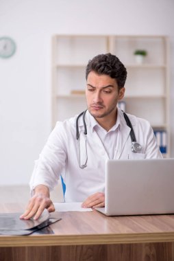 Hastanede çalışan genç doktor radyoloji uzmanı.