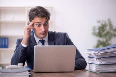 İş yerinde çalışan genç bir işadamı