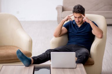 Salgın sırasında evden çalışan genç bir serbest çalışan.