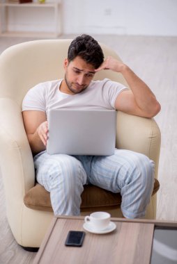 Genç tembel adam güne evde başlıyor.