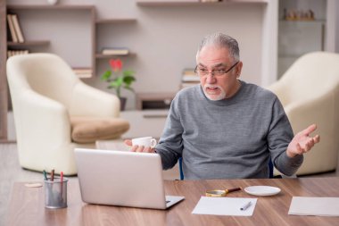 Salgın sırasında evde çalışan eski bir çalışan.