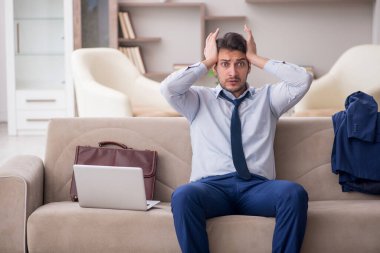 Salgın sırasında evden çalışan genç bir işadamı