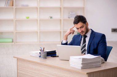 İş yerinde çalışan genç bir işadamı