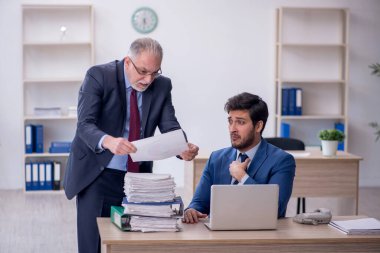 İş yerinde çalışan iki meslektaş