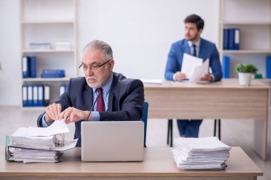İş yerinde çalışan iki meslektaş