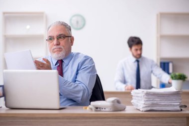 İş yerinde çalışan iki meslektaş