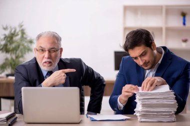 Ofiste çalışan iki meslektaşım.