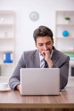 Ofiste çalışan genç bir çalışan.