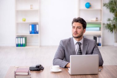 Ofiste çalışan genç bir çalışan.