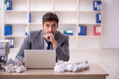 Beyin fırtınası konseptinde genç çalışan