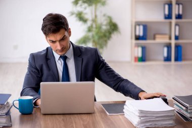 Ofiste çalışan genç işadamı.