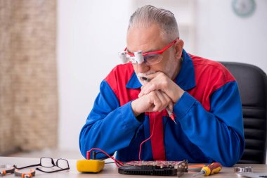 Laboratuvarda eski bir tamirci bilgisayar tamir ediyordu.