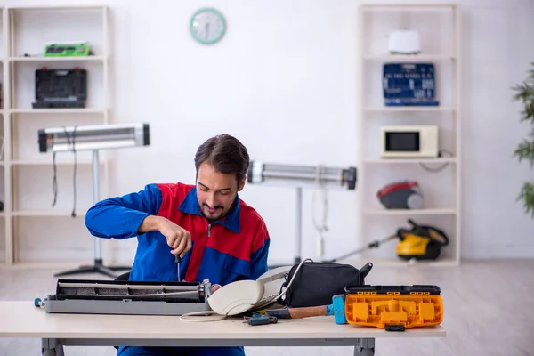 Young Repairman Repairing Air Conditioner Workshop — Stock Photo, Image