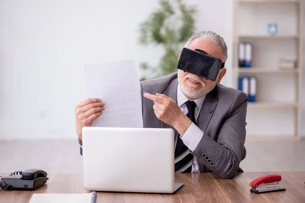 Starý Zaměstnanec Těší Virtuální Brýle Pracovišti — Stock fotografie