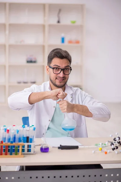 Молодий Хімік Працює Лабораторії — стокове фото