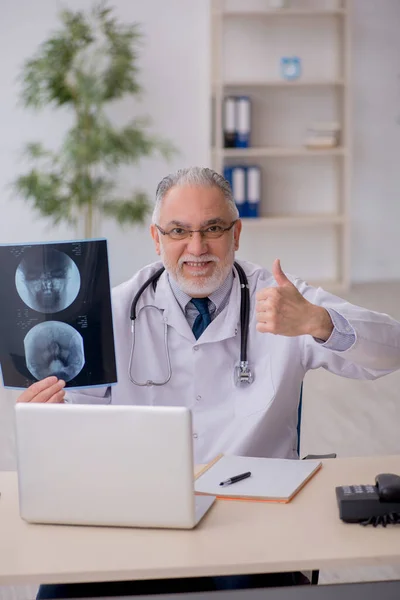 Stary Lekarz Radiolog Pracujący Klinice — Zdjęcie stockowe