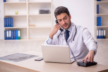 Teletıp konseptinde genç doktor