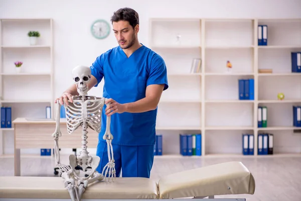 Junger Arzt Und Skelettpatient Der Klinik — Stockfoto