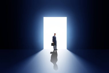 İş adamı kaçış konseptinde arka kapıdan giriyor