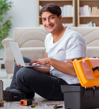 Evde mobilya montajı yapan adam.