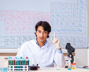 Laboratuvarda çalışan genç kimyager.